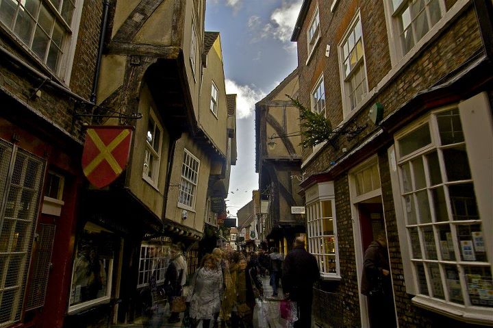 Alla scoperta di York_23.jpg - The shambles...la stretta stradina fiancheggiata da edifici talmente storti che quasi si toccano...in passato era un vero e proprio mattatoio con almeno 26 botteghe di macellai...un inferno!